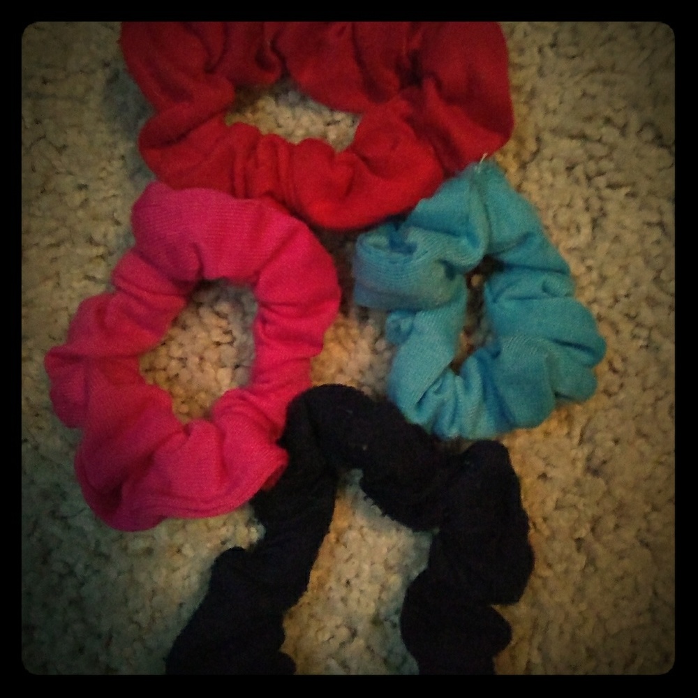 4 scrunchies, 1red, 1 blue, 1 navy blue and 1 pink